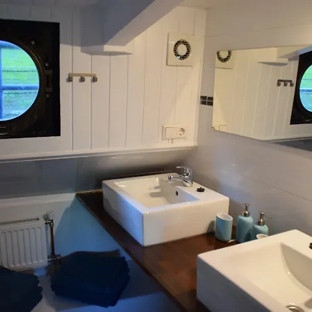 מלון דירות Boathotel Anna 3*